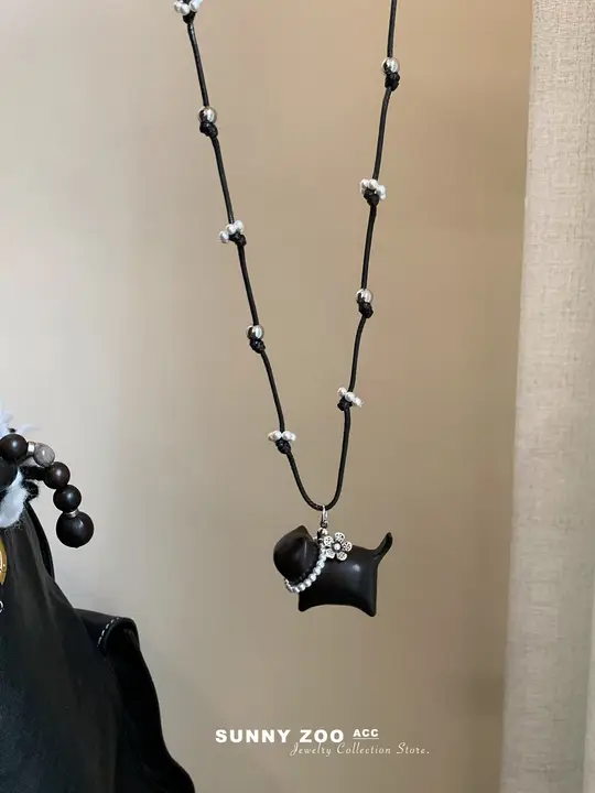 黒猫デザインの花とパールの編み込みネックレス【ユニークで可愛い・ニットトップス用】