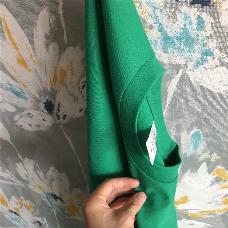 カラフルなコットン丸首Tシャツ：個別化シャツと日常カジュアルスタイルの融合