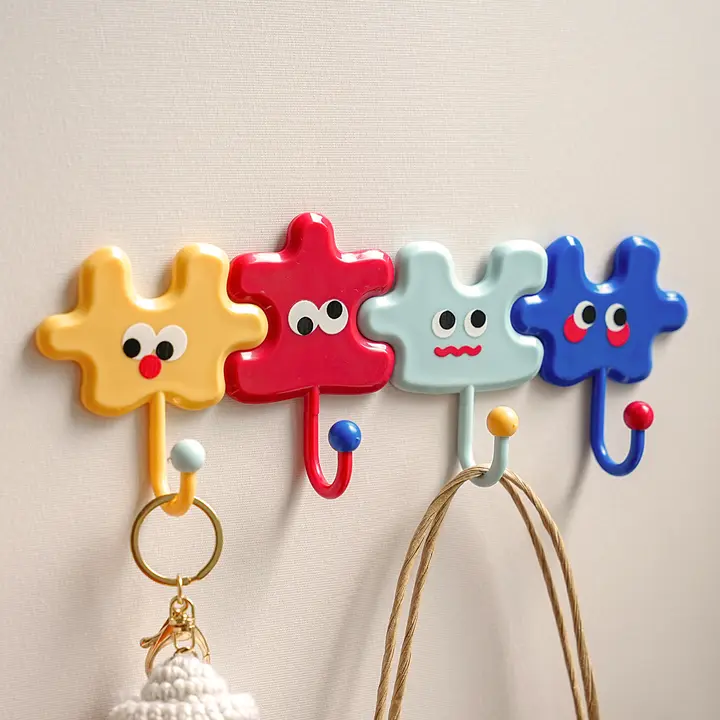 カートゥーン表情のピース風フック【穴あけ不要・玄関やキッチンに最適・無痕粘着タイプ】