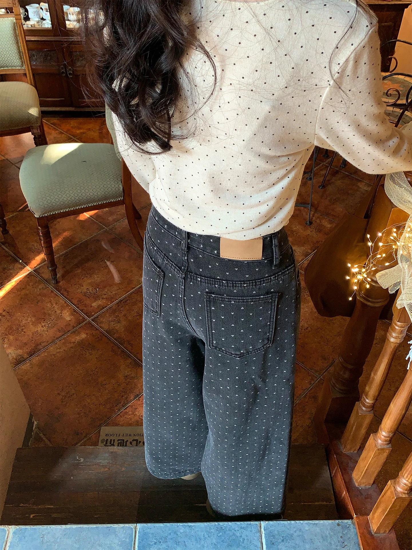 冬の日常に欠かせない1着は、ワイドデニムなのかストレートなのか？