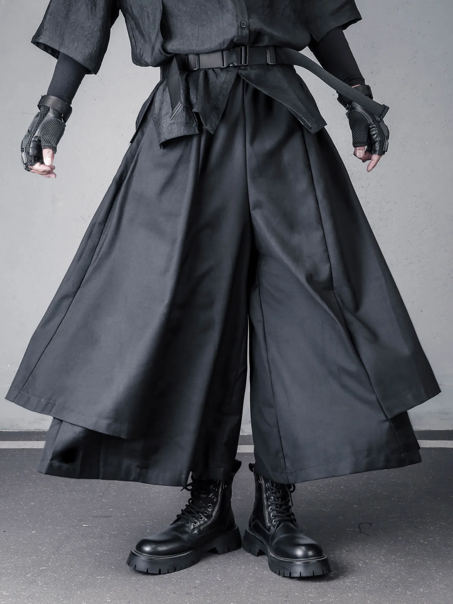 ごつい服とは？ダークスタイルのワイドレッグパ ンツが提供する暗黑風のシルエットと実用性