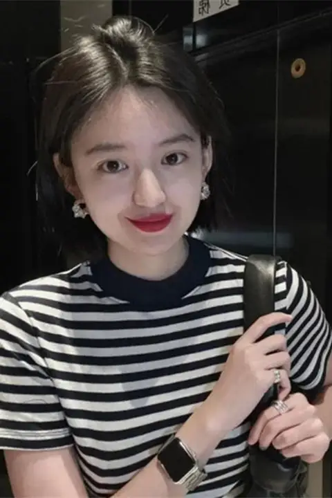 ブラックとホワイトのストライプ ラウンドネックショートスリーブTシャツ【夏用・スリムフィット・ショート丈・冷感ニット】