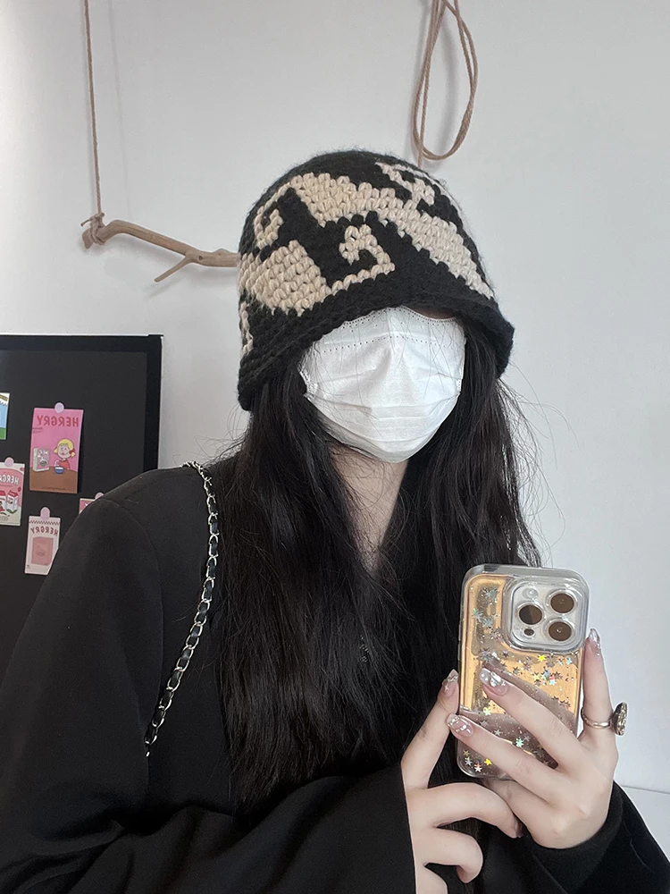 おしゃれなニット帽：韓国風ブロックカラーで秋冬を彩る女性向けスタイル