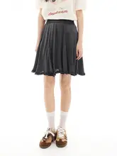 モダンなデザインのフレアスカート【春秋用・暗柄・女性用】