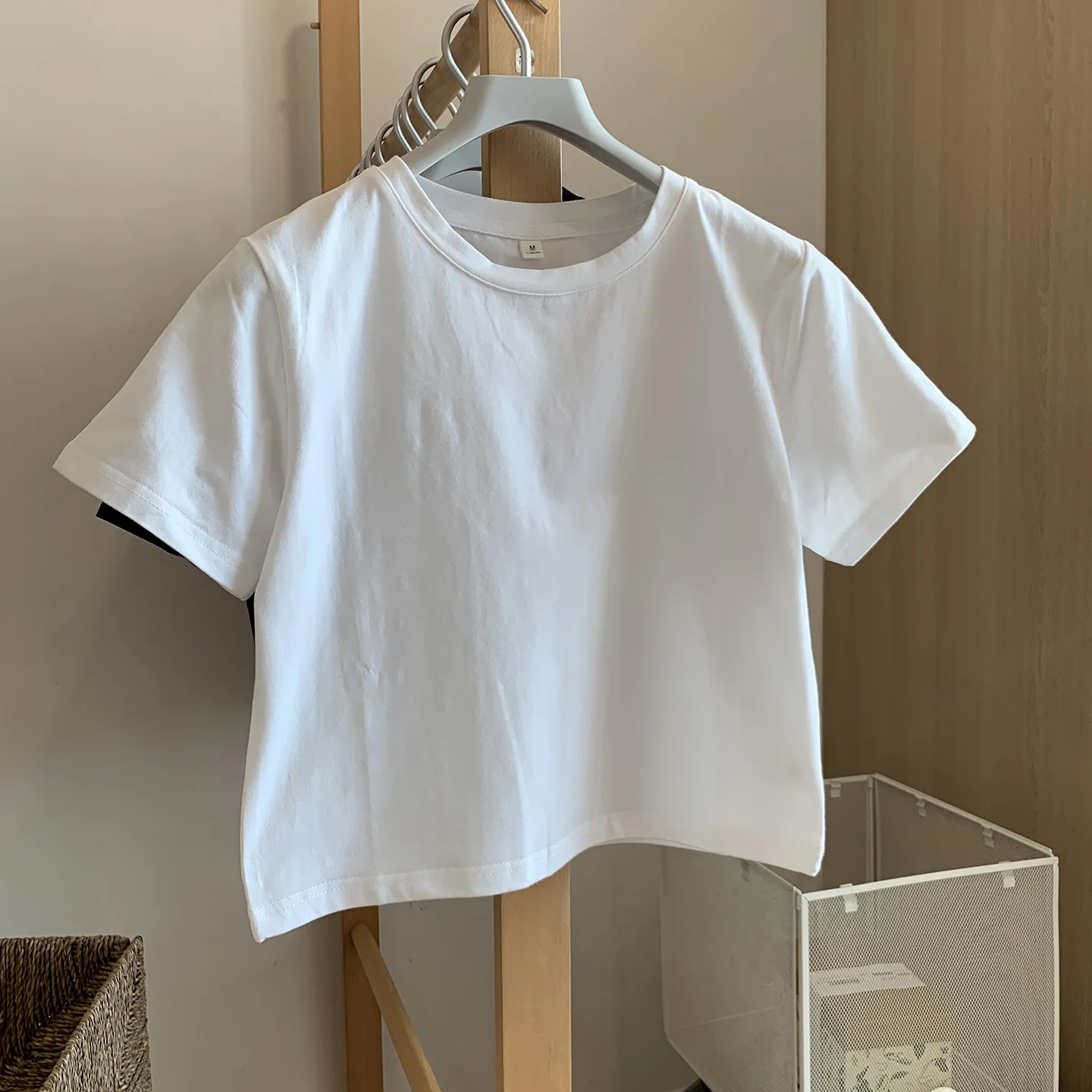 カットオフTシャツをどう選ぶ？韓風のハイウエストショートTが夏の着こなしを変える理由