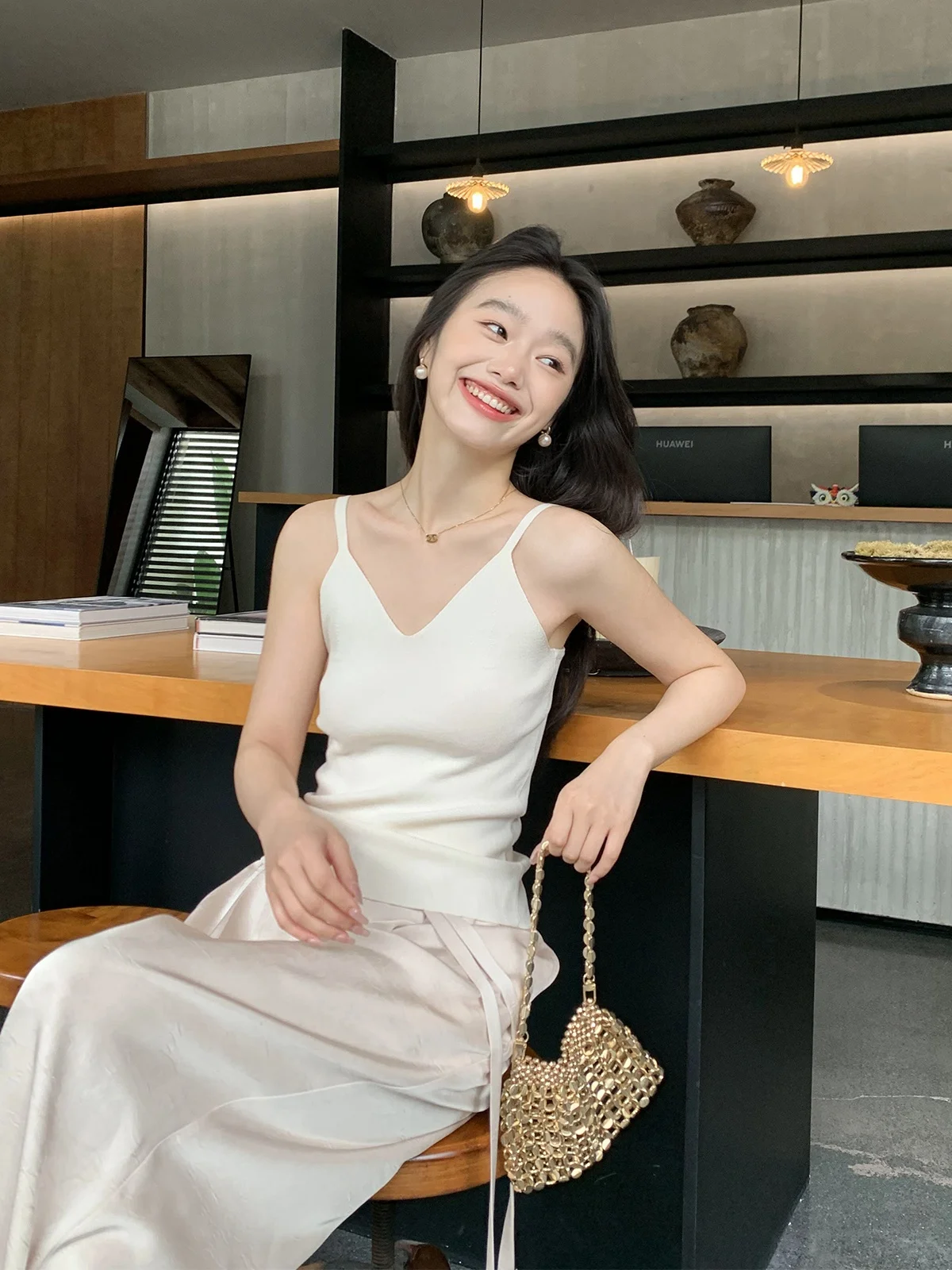 大人可愛い服 50代コーデ | Vネックニットキャミソールで実現する自然な可愛さのガイド