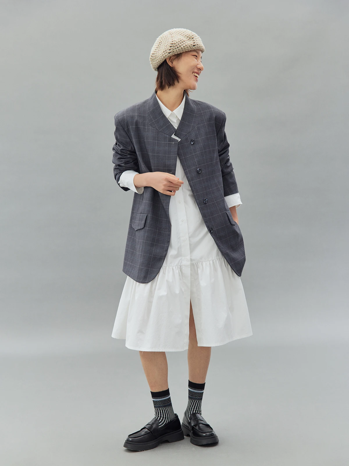 大人可愛い服 40代コーデ 完全ガイド｜黒と白のシンプルさが実現する洗練されたスタイル