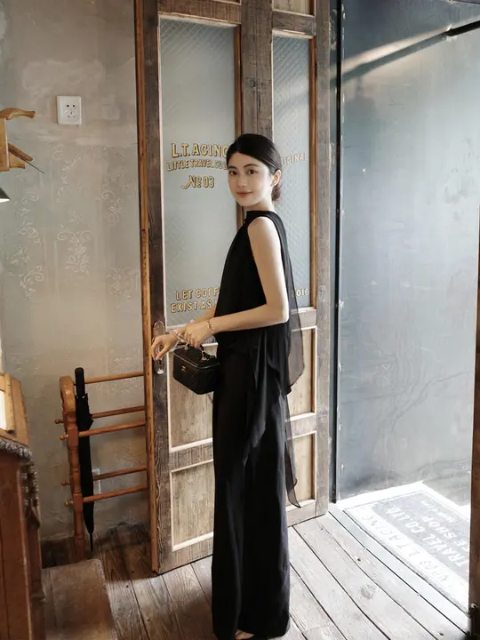 シンプルで上質な透け感のあるトップスとストレートカジュアルパンツ【女性用・夏用・おしゃれ・セットアップ対応】