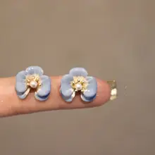 フレンチスタイルのエナメル花デザインイヤリング【青い小花・エレガントな印象】