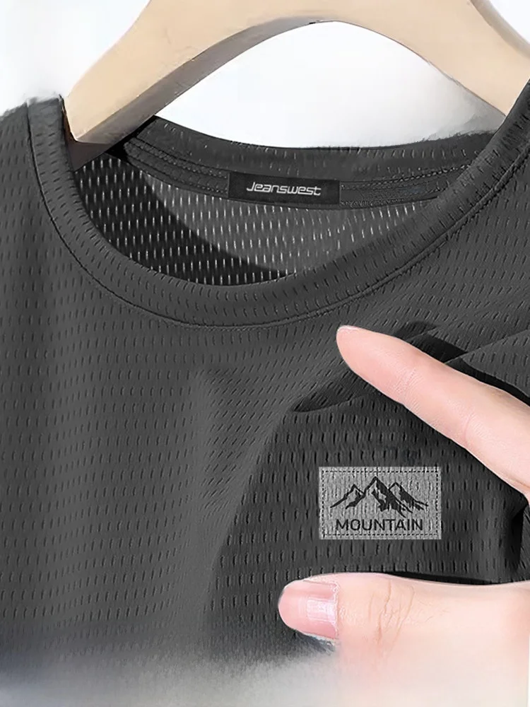 シャツ トレーナー としての夏用冷感半袖Tシャツの実用性と機能解析