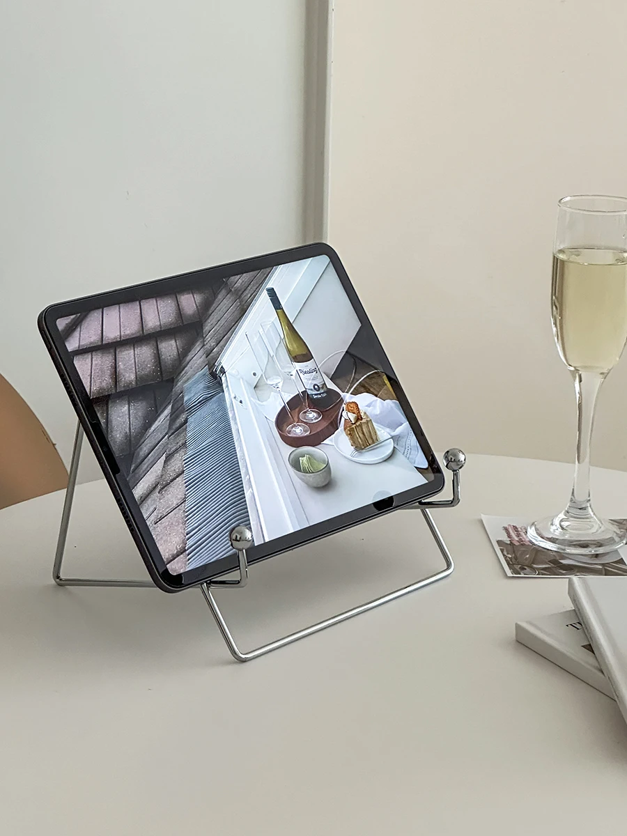インスタ風金属タブレットスタンド：デスク・ベッド用の軽量で安定した設置解決
