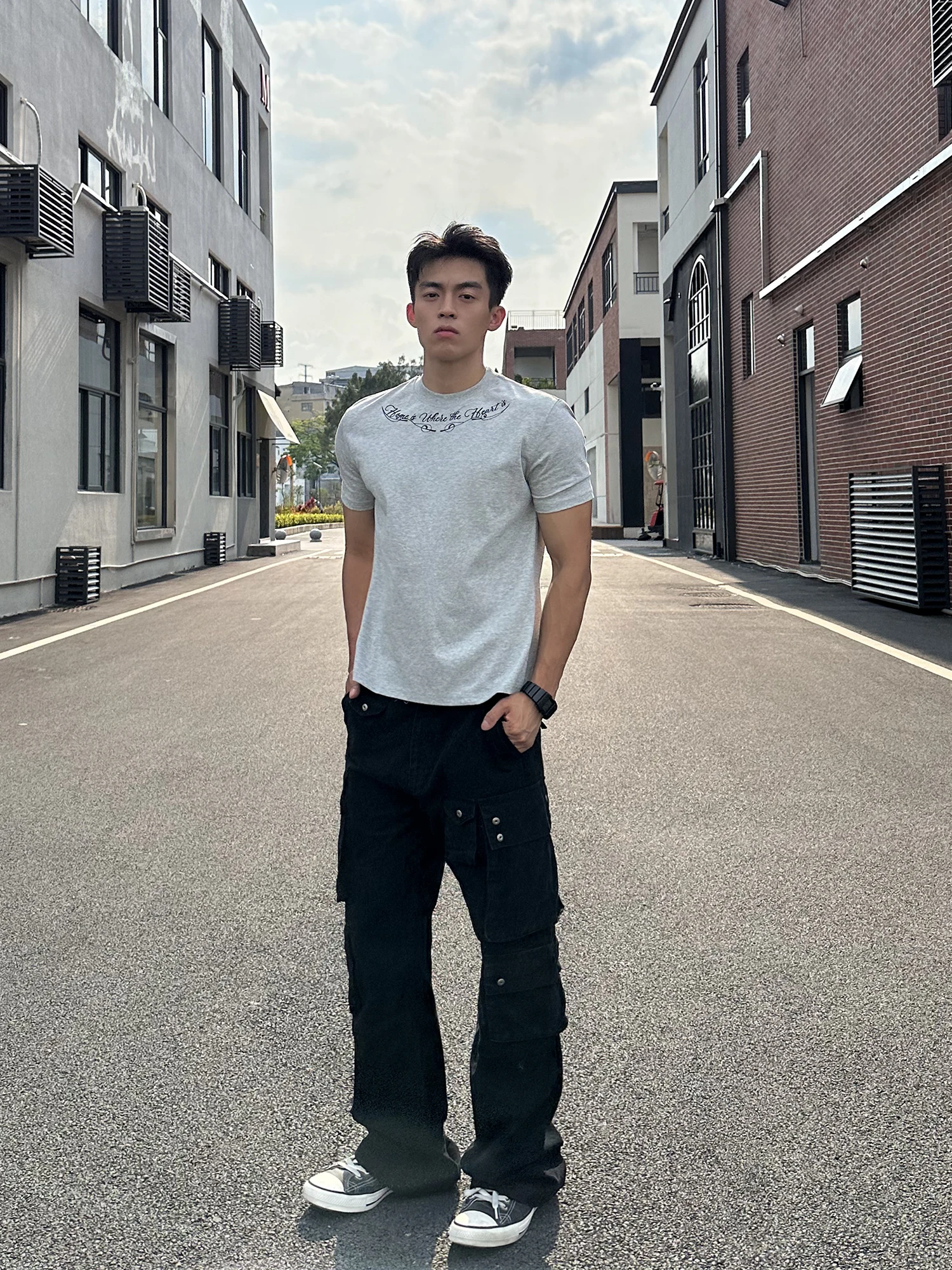 メンズTシャツの種類と選び方：クールな印刷デザインの半袖Tシャツ【フィット・袖口リブ】
