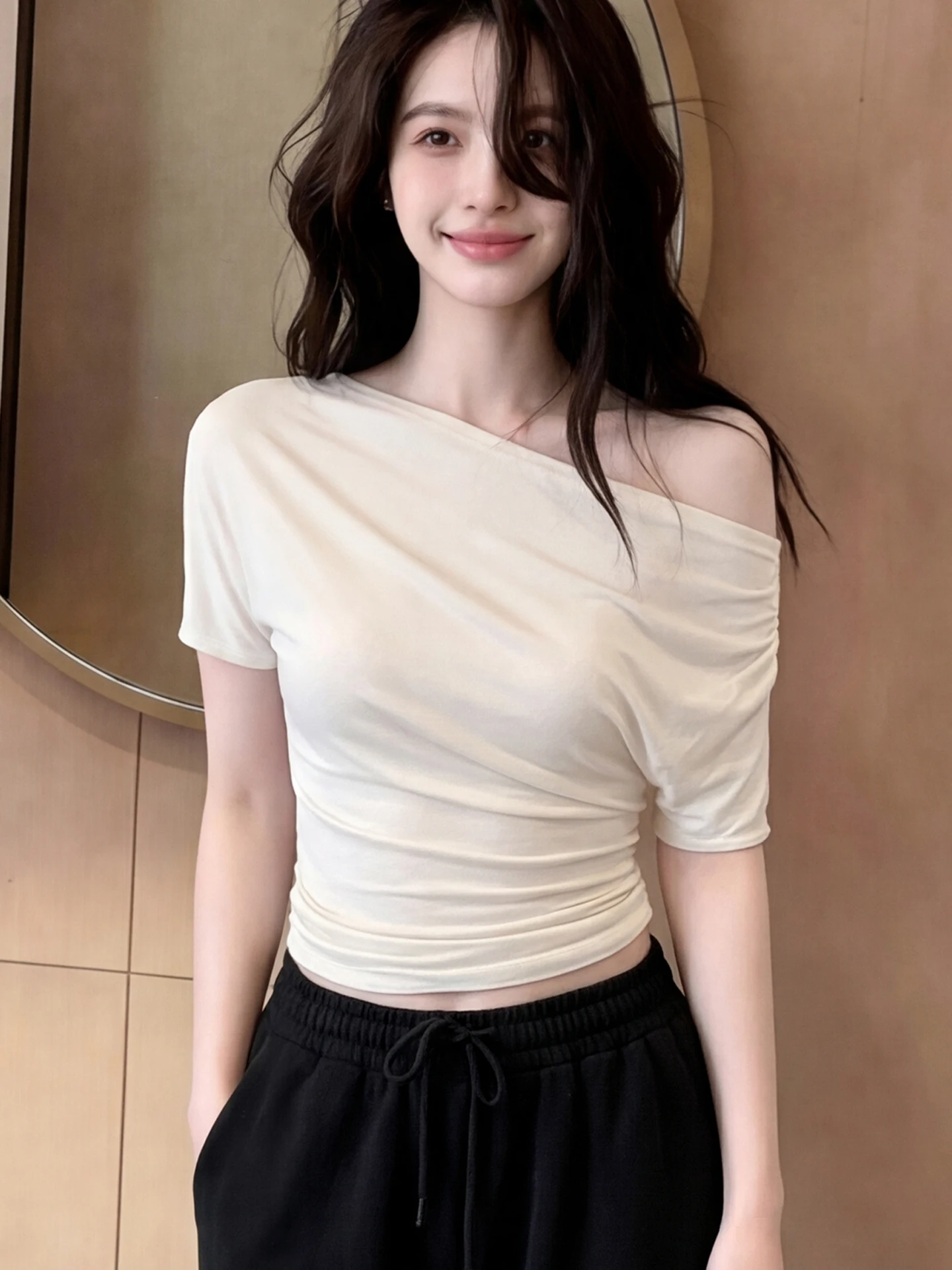 2026年夏用女性ショートスリーブTシャツ：通勤風の修身型デザインが注目される理由