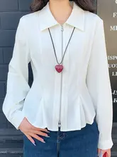 レトロデザインの長袖白シャツ【女性用・スリムフィット】