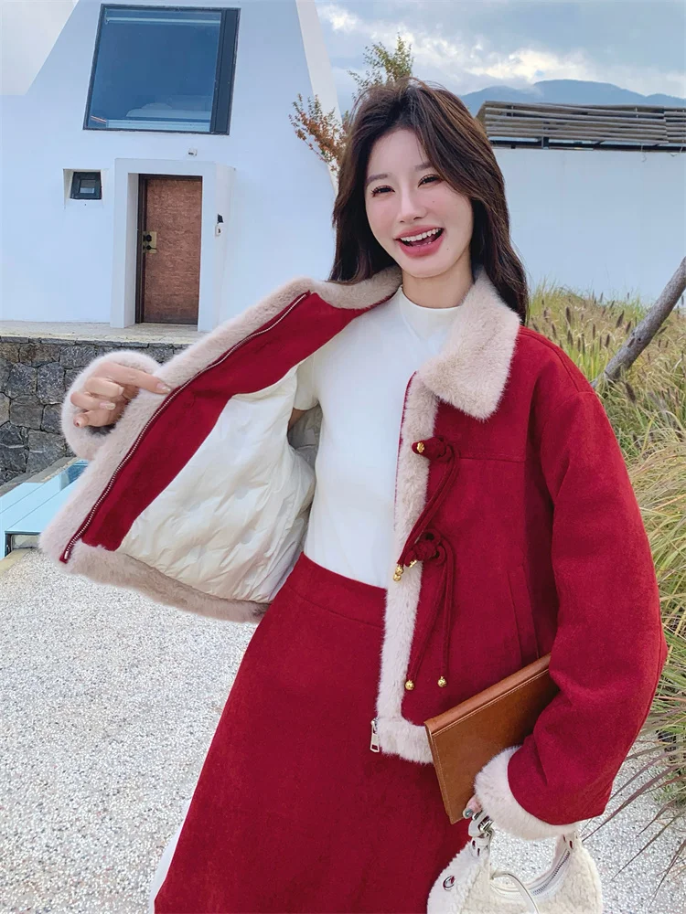 holiday 服 はどんなもので、どんな場面で着るの？新中式デザインの赤いファー付きダウンコートとスカートが答えをくれる