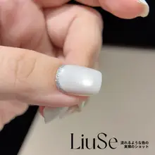 流行のホワイトキャットアイ ネイルデザイン【シルバーライン・ハンドメイド】