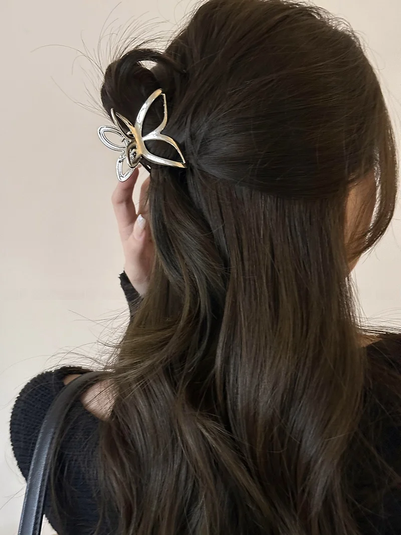 液体金属蝶型ヘアクリップ：ボブヘアに最適なシンプルで高級感のある固定スタイル