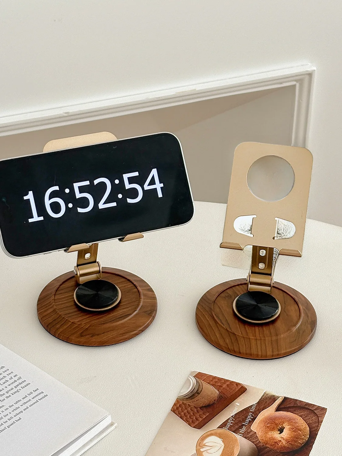 レトロな木目デザインの折りたたみ式スマホスタンド：360度回転と持ち運び便利さの実証