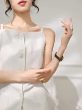 ミルクホワイトのキャミソールベストとミニスカートの2点セット【軽やかで上品・通勤向け】（セットアップ対応）