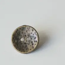 マットな質感のブロンズ金属ボタン【英国デザイン・打ち出しテクスチャー・直径13mm】