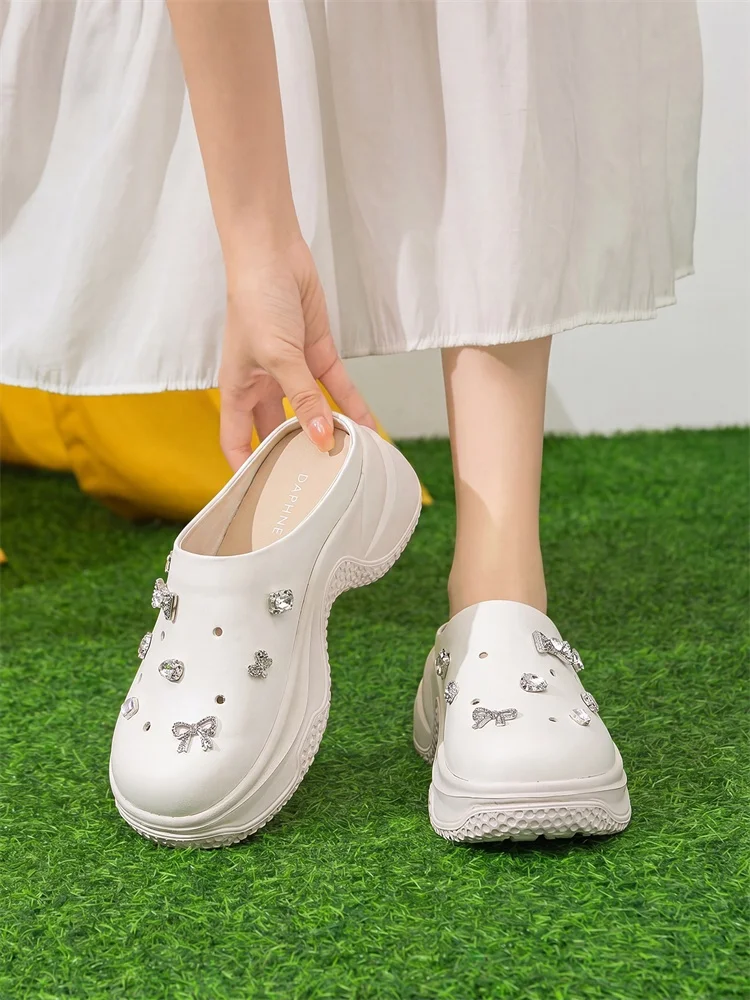 歩きやすいサンダルを選ぶには？厚底デザインの通気性サンダルが解決する「足が疲れない」悩み