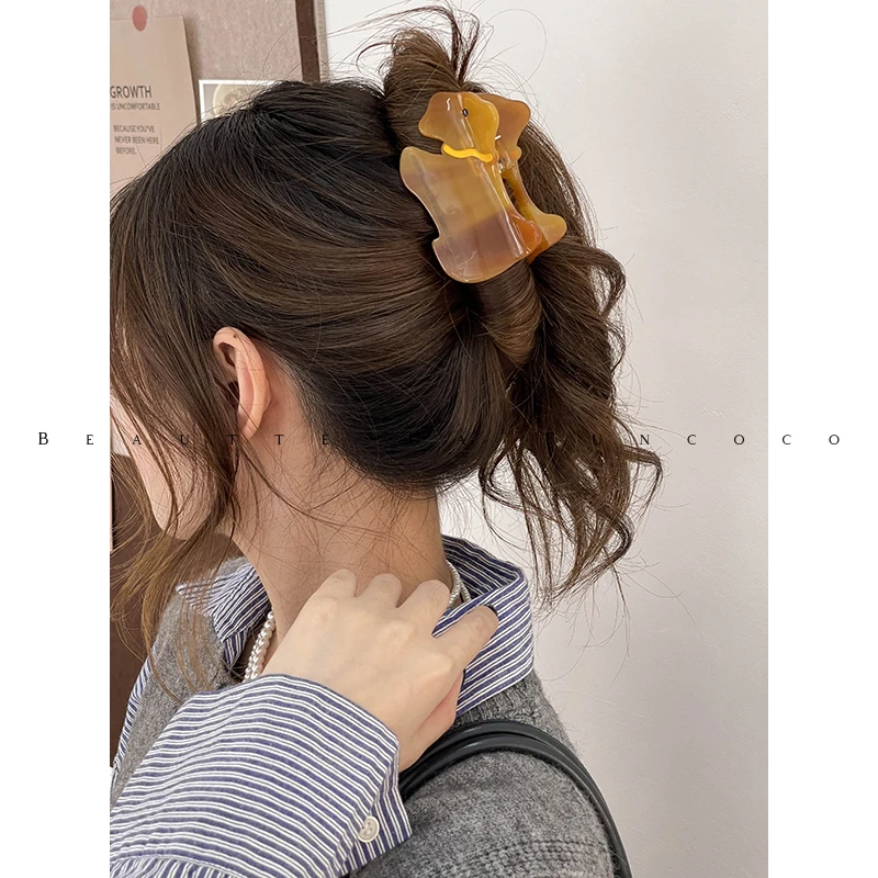 かわいい バズカット 女性向け 小犬デザインヘアクリップの実用性とファッションマッチング