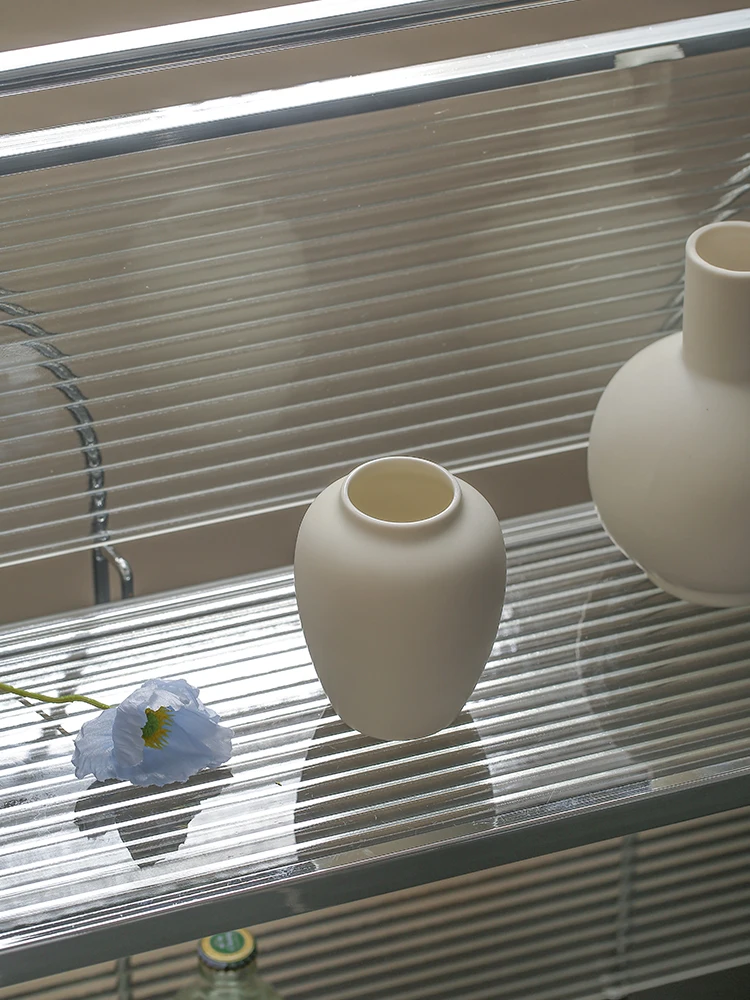 韓国インテリアを再現｜カフェ風部屋の作り方 - 陶器製クリーム色フラワーベースの設計的役割