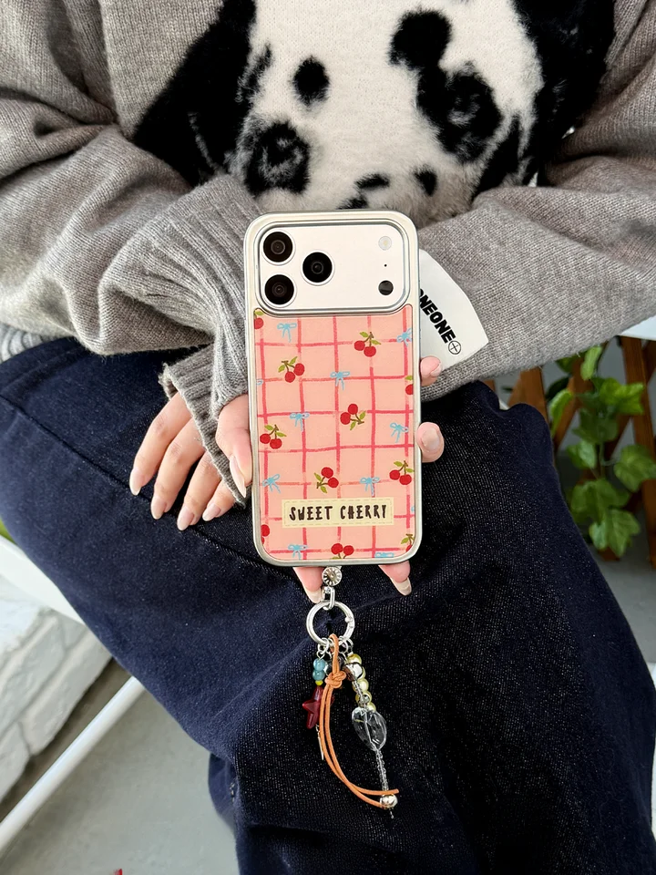 チェリー柄iPhoneケース【防衝撃・チェックデザイン・15Pro磁吸充電対応】