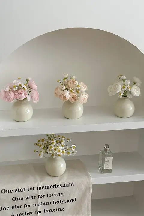 ミニ陶器花瓶とラベンダー風造花のインテリア装飾【デスク用・乾燥花・かわいいデザイン】（セットアップ対応）
