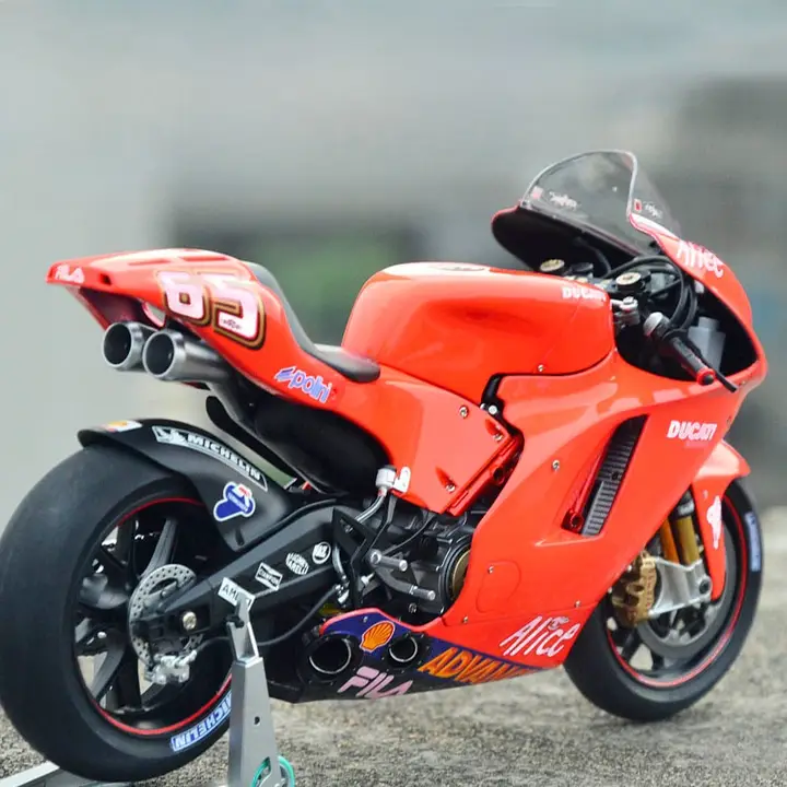 モーターサイクルモデル【組み立て式・デュカティ デスモセディチ】
