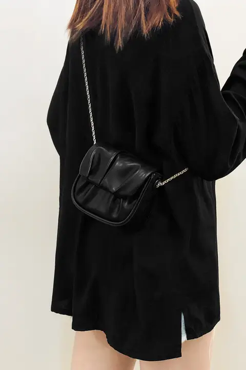デザイン性の高い女性用ミニショルダーバッグ【チェーン付き・皺加工】