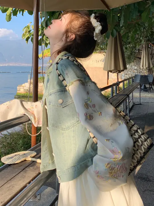 デザイン性のあるデニム切替ショートジャケット【刺繍入り・春用・女性用】