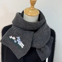 全羊毛ニットスカーフ【刺繍小花・赤色・秋冬用・保温・首元を守る】