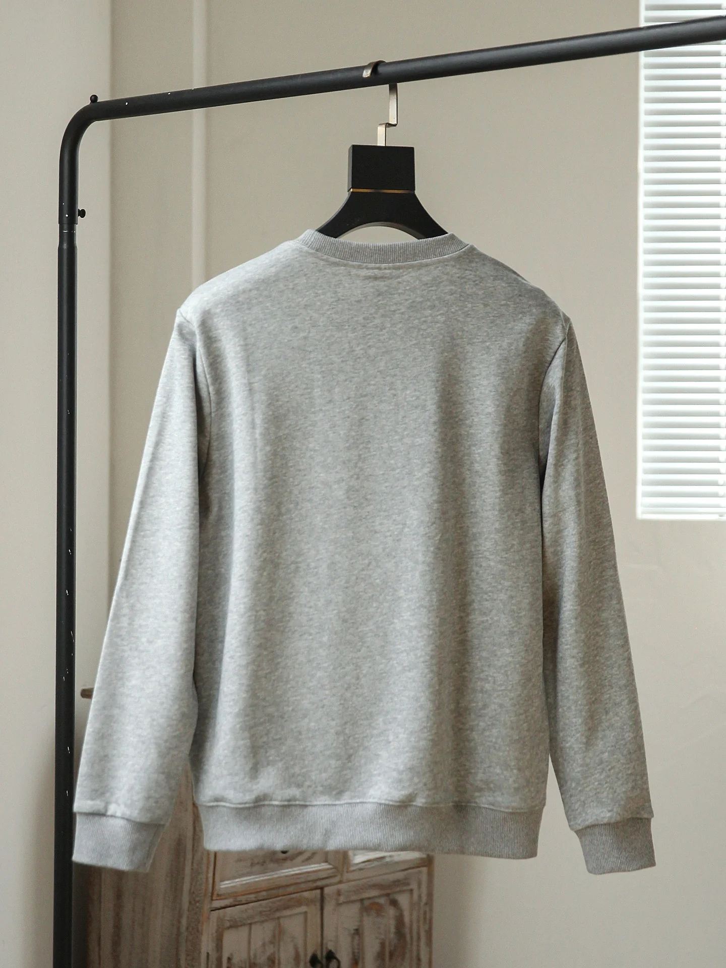 アメリカンヴィンテージ風 刺繍入り メンズカジュアルプルオーバーパーカーの着こなしと機能性を徹底解説