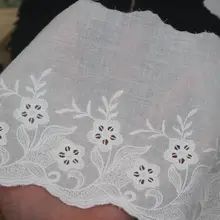 片側刺繍の花柄コットンレース生地【DIY服飾・スカートやカーテンのトリム用】