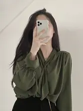 秋用デザイン シフォンリボンブラウス【長袖・アボカドグリーン・Vネック・通勤用】（セットアップ対応）