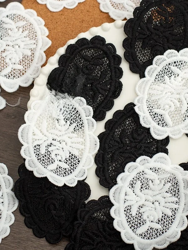 オーバル型刺繍布パッチ ブラック＆ホワイトレース小花 ハンドメイド装飾の使い方と実用性