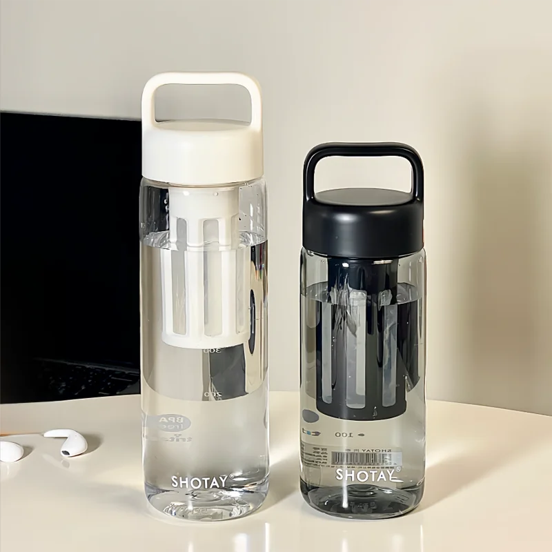 トライタン製軽量プラスチック水筒：550ml～750mlの持ち運びに最適なデザインと洗いやすさ