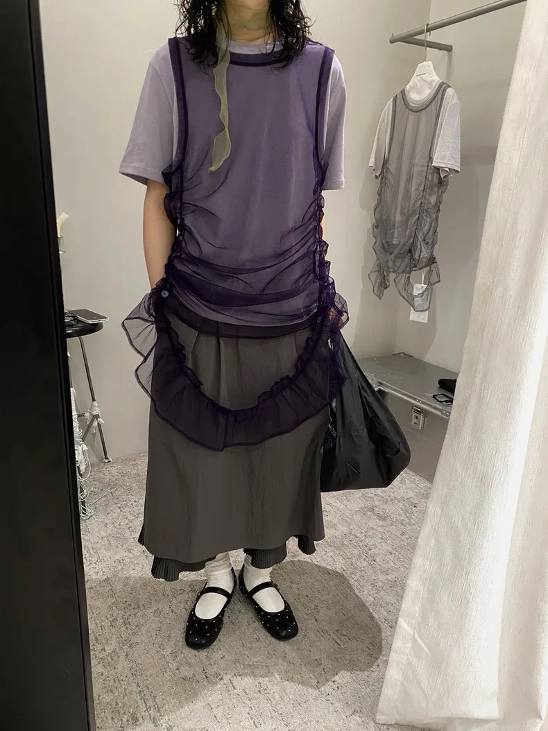 シンプルなデザインの二重スカートエッジ付きスカートパンツ：レイヤードスタイルのカジュアル着こなしを実現