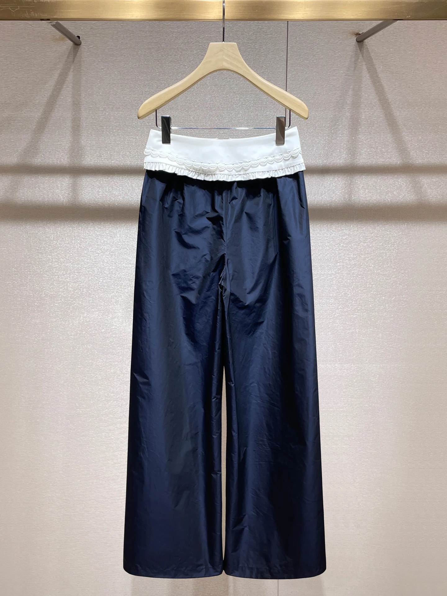 可拆腰封パンツ：フラワーレース刺繍とゆったりストレートの実用性と使い分け