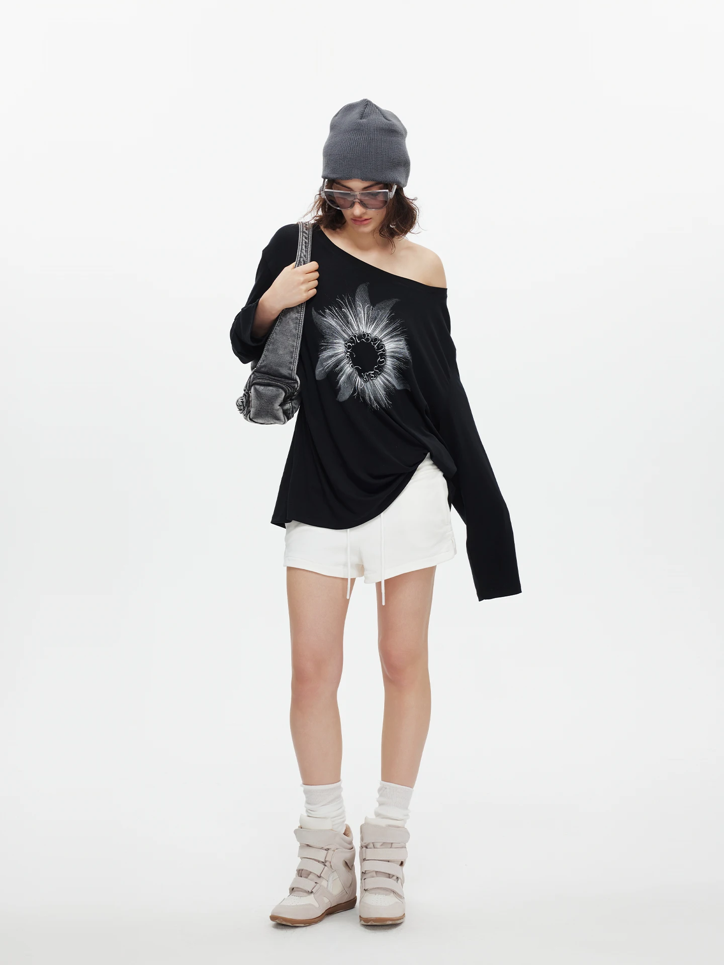 大きなネックラインの斜め肩デザインTシャツ：首よれ対策に最適な素材とデザインの実証