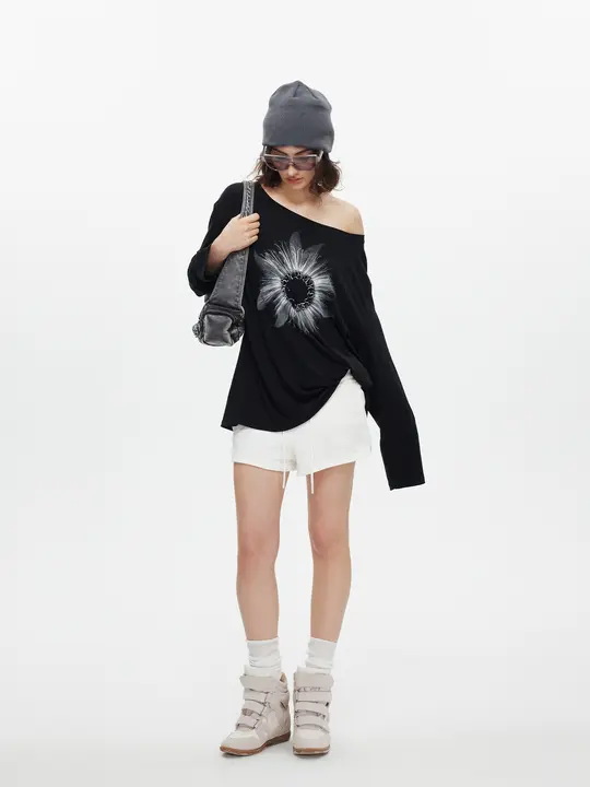 大きなネックラインの斜め肩デザイン長袖Tシャツ【春用・ゆったりフィット・極上の柔らかさ・天丝素材】