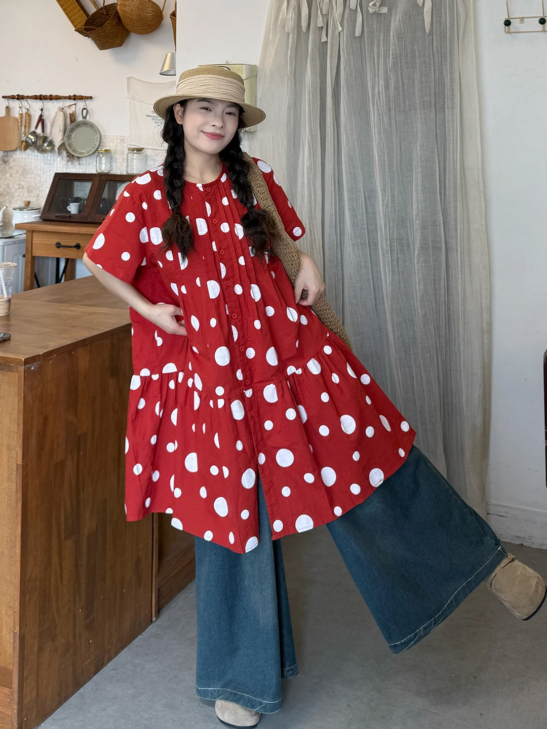 赤いドット柄シャツワンピースとデニムパンツセット：オールインワンレディースの実用性と着こなしのバランス