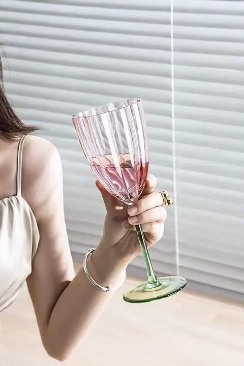 フランス風花弁デザインのシャンパングラス【高脚・家庭用・美しい赤ワイン用】