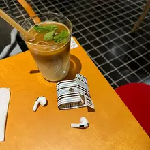 翻蓋ストライプデザインのコーヒーカラーAirPods保護ケース【Apple AirPods 2/3 Pro対応・ストラップ付き】