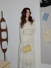 アプリコットカラーのオフショルダー ニットセーター【長袖・上品なフィット感】