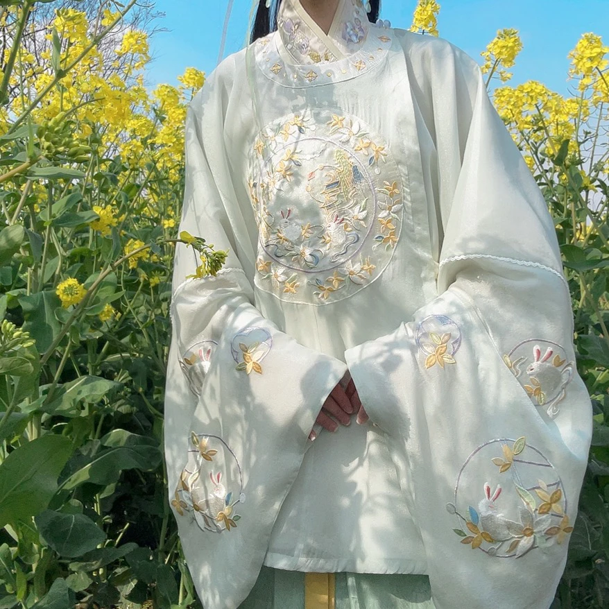 春秋向け刺繍入りのラウンドネック短丈漢服【流れる煙のデザイン】