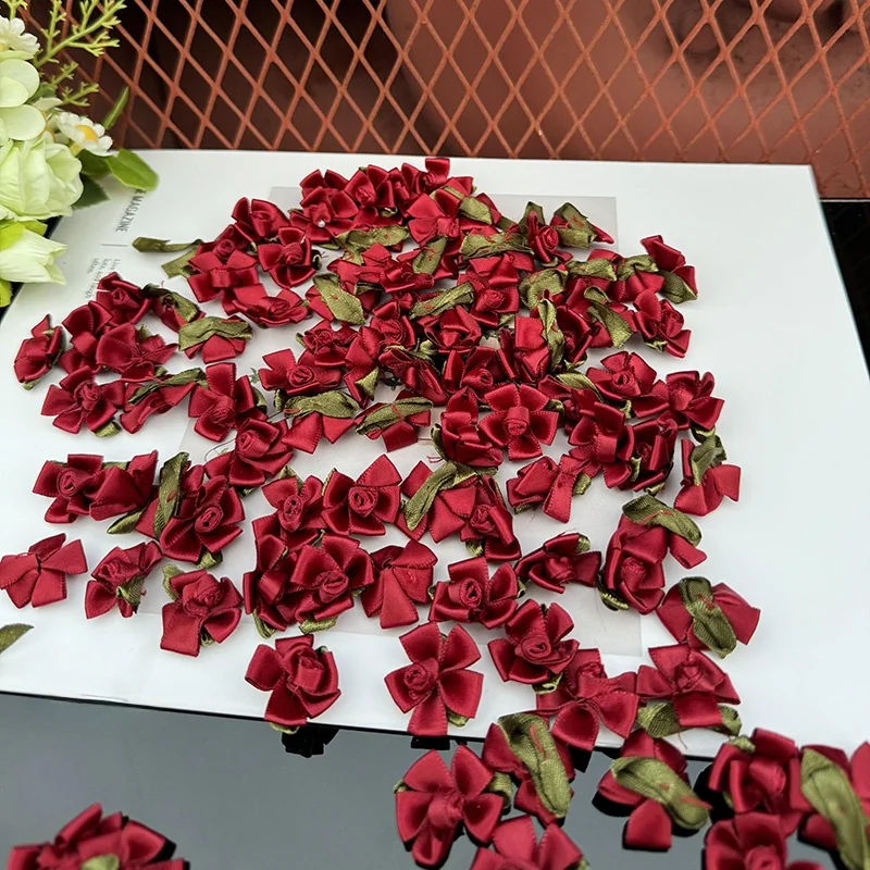 リボン素材の五枚花バラ：DIY用の多様な形と色でファッションを表現