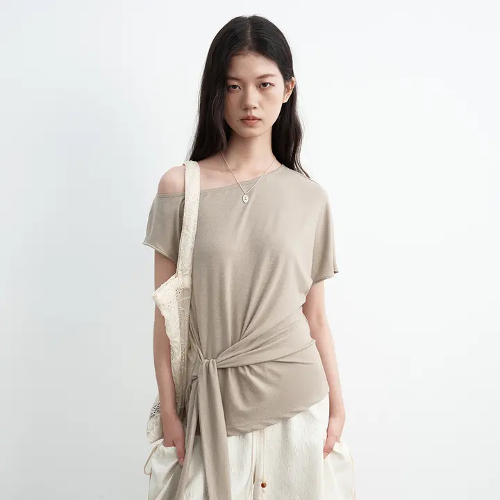 斜めに結んだマットな微皺の不対称ショルダーTシャツ【サマーシーズン用・女性用】