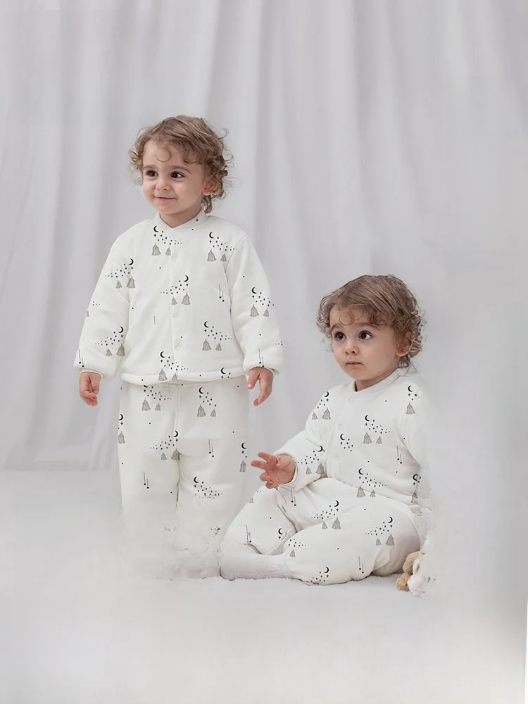 2歳の冬に寝るとき、どんな服装がベスト？純綿花柄コートが解決する3つの悩み